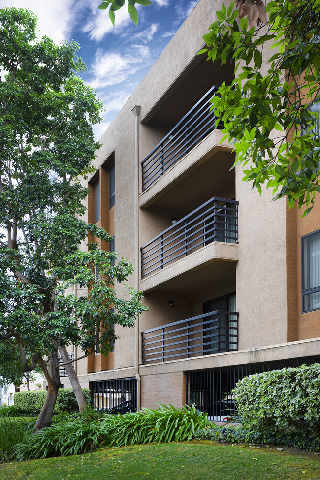 Burbank Gardens in Sherman Oaks, CA - Foto de edificio - Building Photo