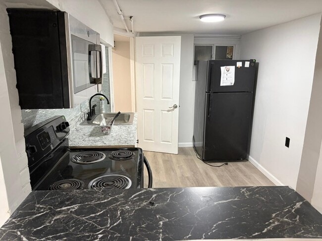 327 Dover St, Unit 329 in Bridgeport, CT - Foto de edificio - Building Photo