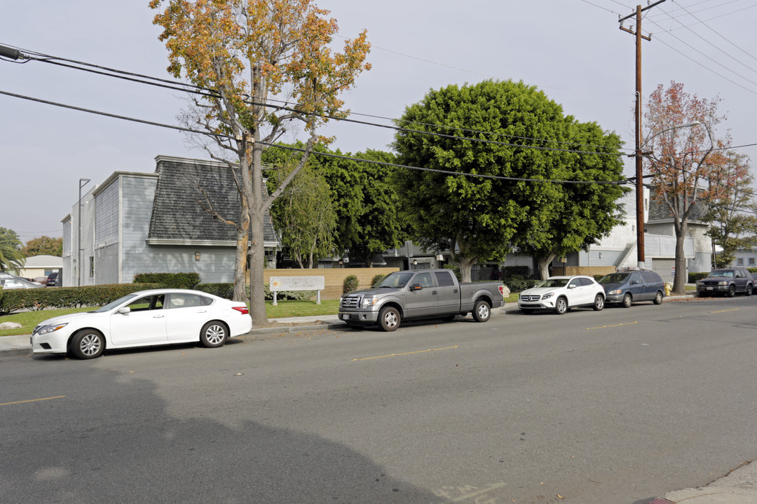 Anaheim Park South in Anaheim, CA - Building Photo