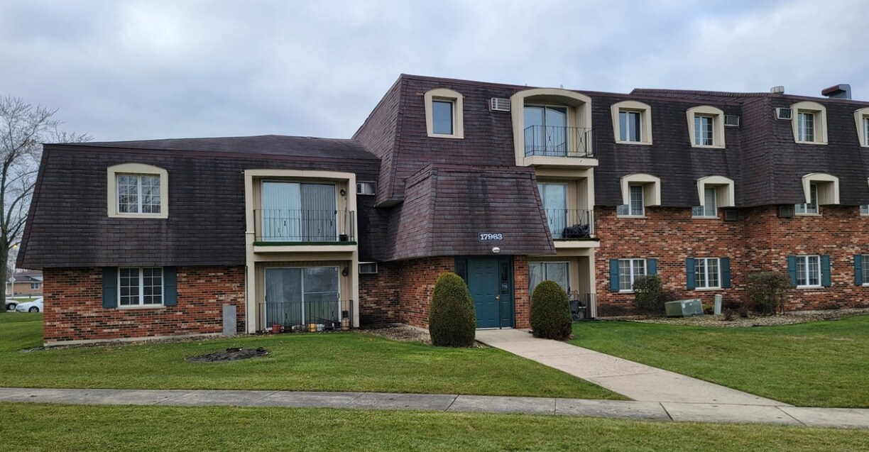 17963 Huntleigh Ct in Country Club Hills, IL - Building Photo
