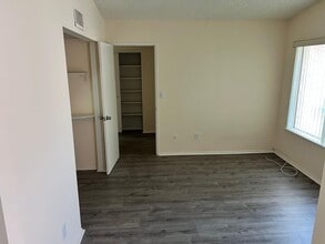 23062 Conde Dr in Santa Clarita, CA - Foto de edificio - Building Photo