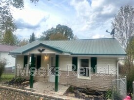 184 Armour Creek Rd in Nitro, WV - Building Photo