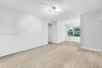 1622 Bay Rd in Miami Beach, FL - Foto de edificio - Building Photo
