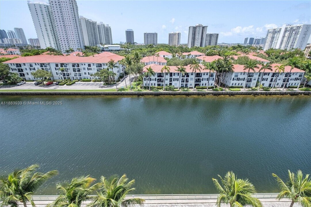 3030 NE 188th St in Aventura, FL - Building Photo