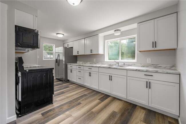 1410 Lake Ave W in Ladysmith, WI - Building Photo - Building Photo