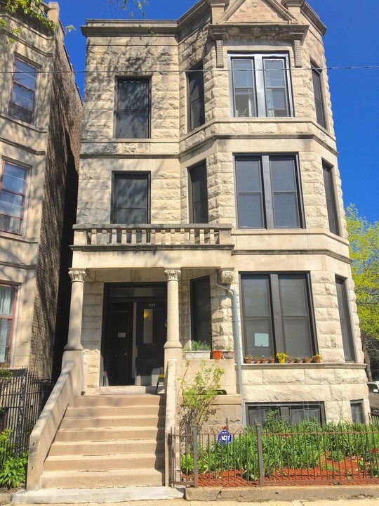 935 N Hoyne Ave in Chicago, IL - Building Photo