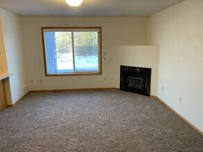 5293 Manchester Dr in Maple Plain, MN - Foto de edificio - Building Photo