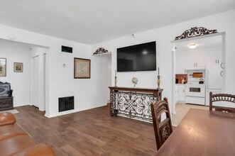 121 W Hall St in Savannah, GA - Foto de edificio - Building Photo