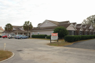 New Orleans Courtyard in Fairhope, AL - Foto de edificio - Building Photo