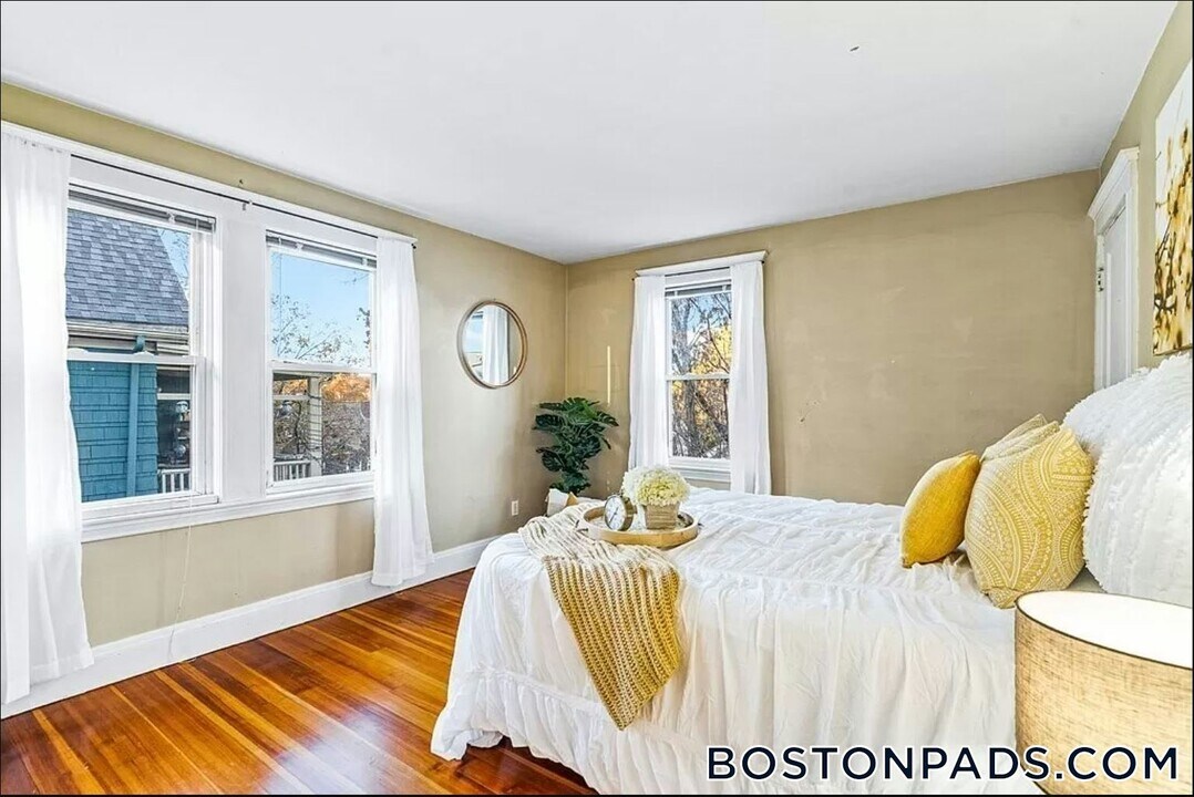 22 Gloucester St in Arlington, MA - Building Photo