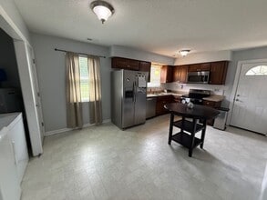 453 Hunting Green Dr in Jacksonville, NC - Building Photo - Building Photo