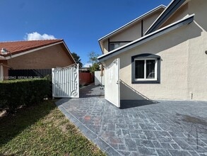 10710 SW 141st Ave, Unit 1 in Miami, FL - Foto de edificio - Building Photo