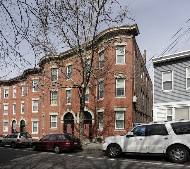 16-18 Grove St in Chelsea, MA - Foto de edificio - Building Photo