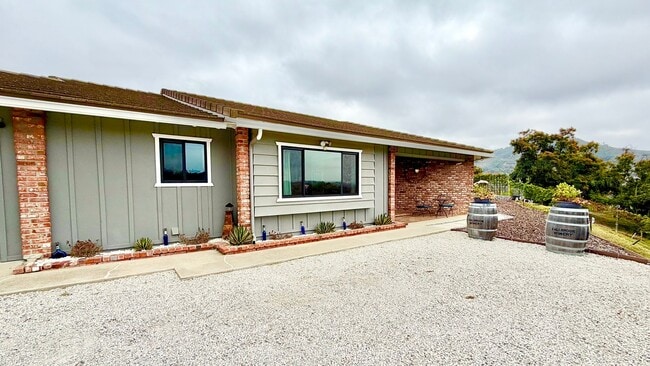 3266 Westmont Dr in Fallbrook, CA - Foto de edificio - Building Photo