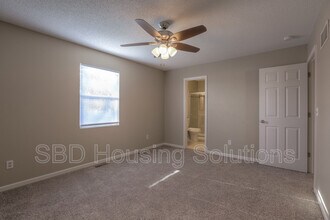 1129 NE Bryco Dr in Lee's Summit, MO - Building Photo - Building Photo
