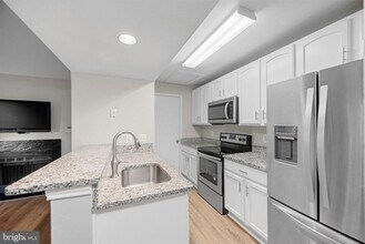 12152 Penderview Terrace in Fairfax, VA - Foto de edificio - Building Photo
