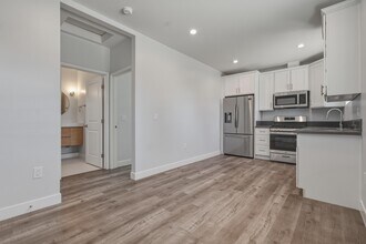 19833 Blythe St in Winnetka, CA - Foto de edificio - Building Photo