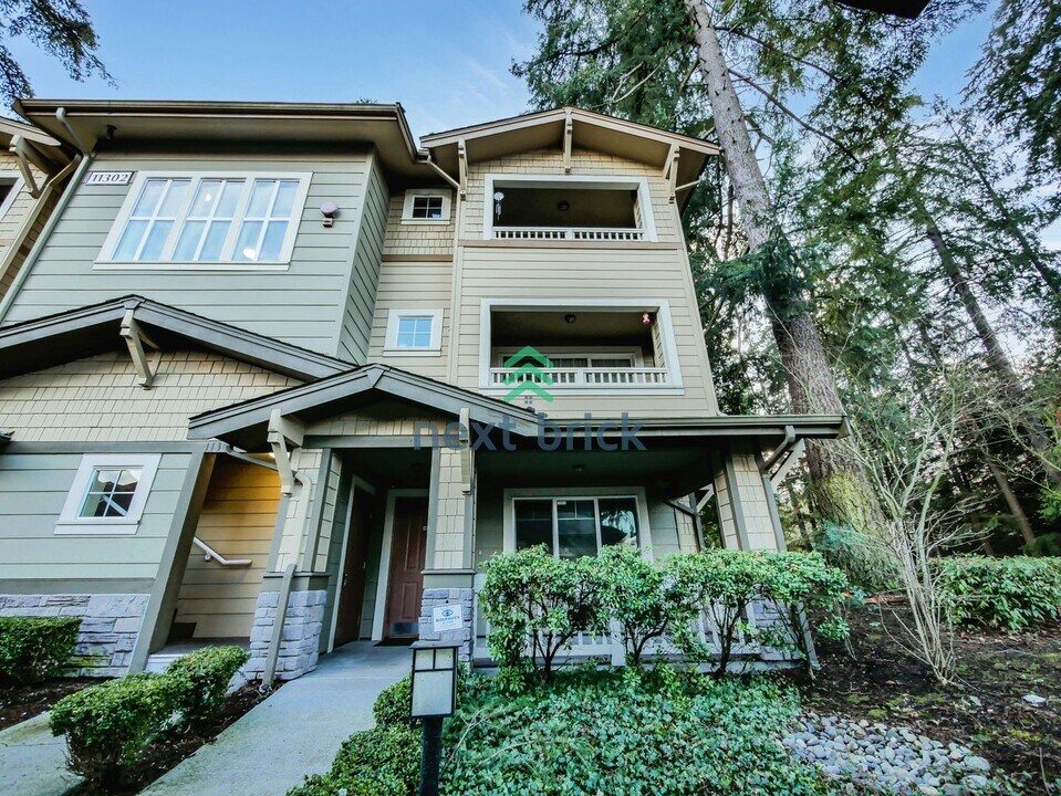 11302 124th Ave NE in Kirkland, WA - Building Photo