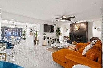 8324 E Oak St in Scottsdale, AZ - Building Photo - Building Photo