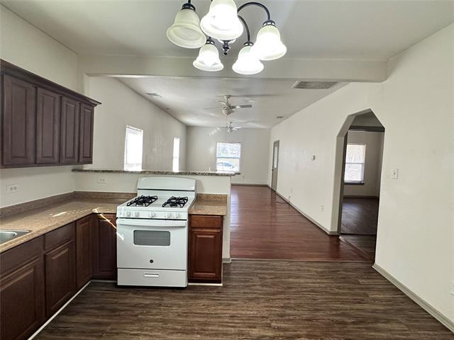 property at 1006 W Chestnut St