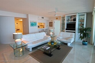 4651 Gulf Shore Blvd N in Naples, FL - Foto de edificio - Building Photo