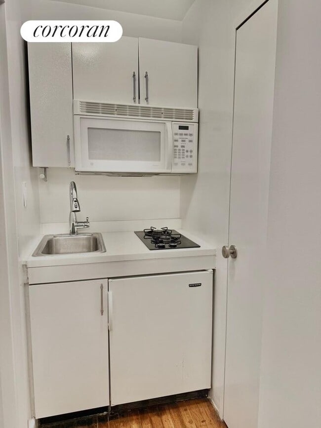 339 E 57th St in New York, NY - Building Photo - Building Photo