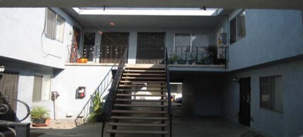 165 E Market St in Long Beach, CA - Building Photo - Building Photo