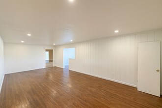 5104 E Falls View Dr in San Diego, CA - Building Photo - Building Photo