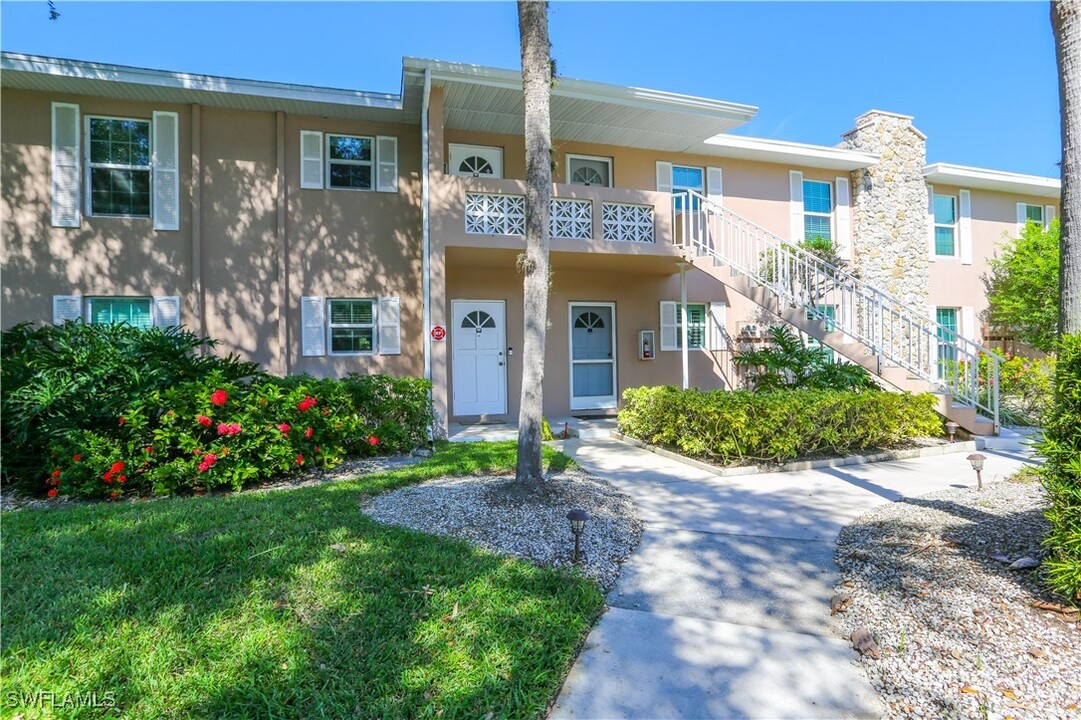 221 Cypress Way E in Naples, FL - Building Photo