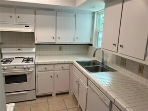 12607 Lamplight Village Ave in Austin, TX - Building Photo - Building Photo