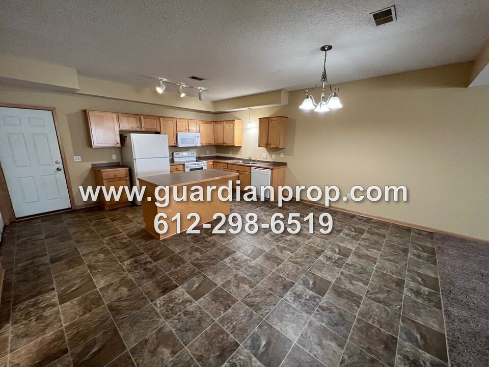 3672 Coon Rapids Blvd NW in Coon Rapids, MN - Foto de edificio