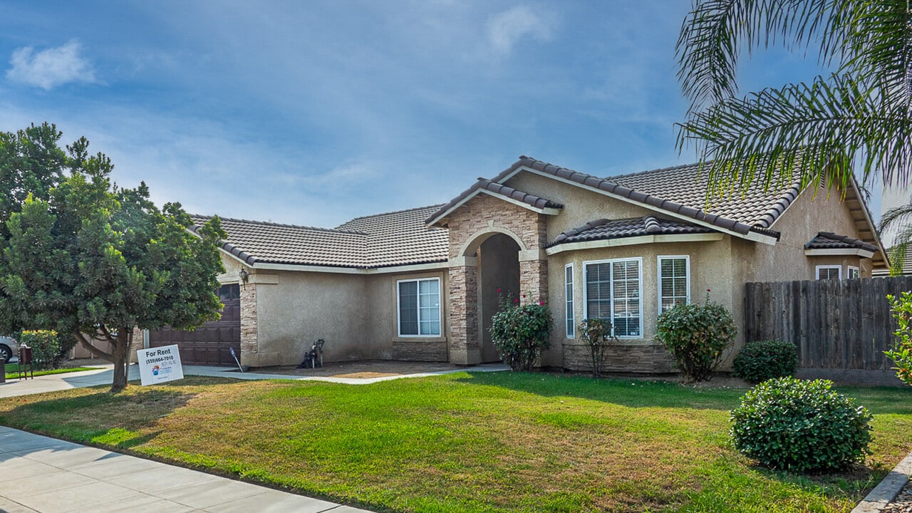 3028 Desert Ranch Way in Madera, CA - Foto de edificio