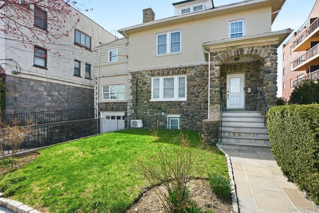 109 Hillside Pl in Eastchester, NY - Building Photo - Building Photo