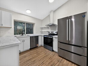 5502 NE 10th St in Renton, WA - Building Photo - Building Photo