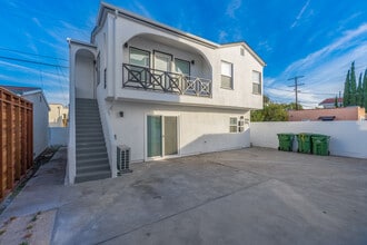 2934 Somerset Dr, Unit Quarter in Los Angeles, CA - Building Photo - Building Photo