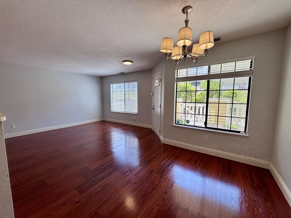 1002 Devonwood in Hercules, CA - Building Photo