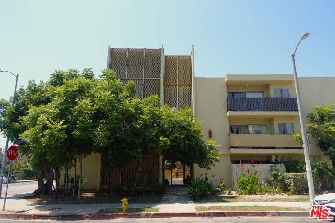 1301 N Mansfield Ave in Los Angeles, CA - Building Photo
