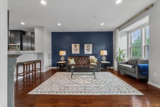 114 Arbor Trail Dr in Mckees Rocks, PA - Foto de edificio - Building Photo