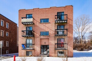 1097 Du Canadien-Pacifique St in Montréal, QC - Building Photo