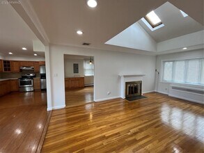 35 Laurel Ct in Plainview, NY - Foto de edificio - Building Photo