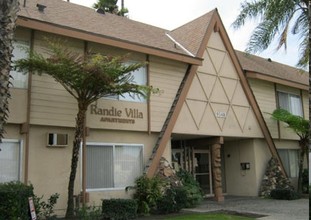 Randie Villa Apartments in Bellflower, CA - Foto de edificio - Building Photo