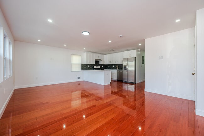 10713 220th St, Unit Queens 4 Bed 2Bath in Queens Village, NY - Foto de edificio - Building Photo