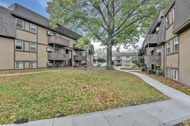 The Seven Two Apartments in Kansas City, KS - Building Photo - Building Photo