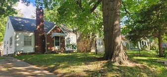 1126 SW Medford Ave in Topeka, KS - Building Photo