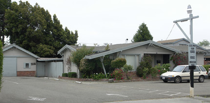 830-842 W Sunset Blvd in Hayward, CA - Building Photo - Building Photo