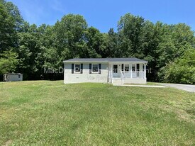 16623 Braswell St in Bowling Green, VA - Building Photo
