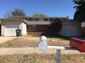 1909-1911 Chandelier Dr