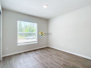 2110 Dorion St in Port Charlotte, FL - Foto de edificio - Building Photo