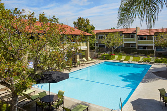 Newport Bay Terrace in Newport Beach, CA - Foto de edificio - Building Photo