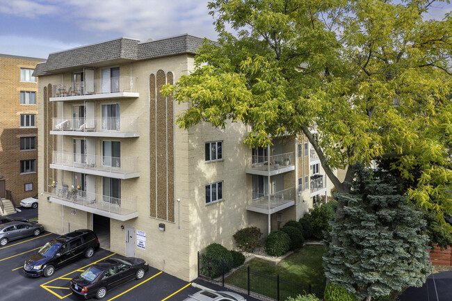 Pearson House in Des Plaines, IL - Foto de edificio - Building Photo